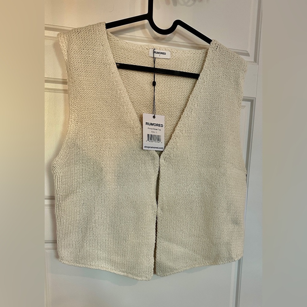Elegant White Sleeveless Top - Picture 7 of 8
